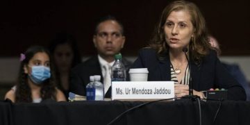 EE. UU. confirma a activista de raíces mexicanas al frente de agencia migratoria