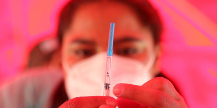 Guatemala administra cerca de 2 millones de dosis contra COVID-19