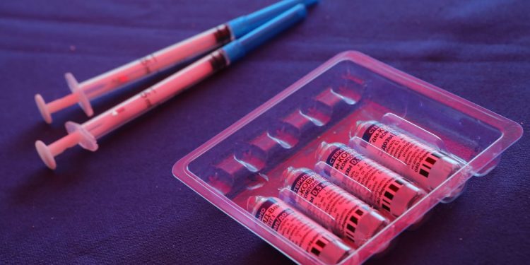 Embajada de Rusia resalta que es falsa la información que circula sobre el contrato de vacunas