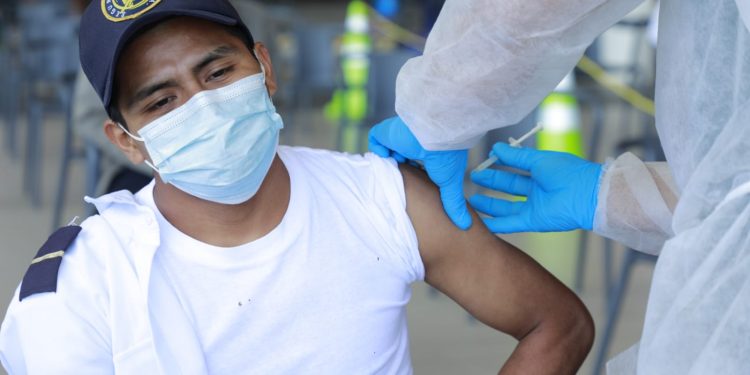 Salud administra más de 75 mil dosis contra el COVID-19 en las últimas 24 horas
