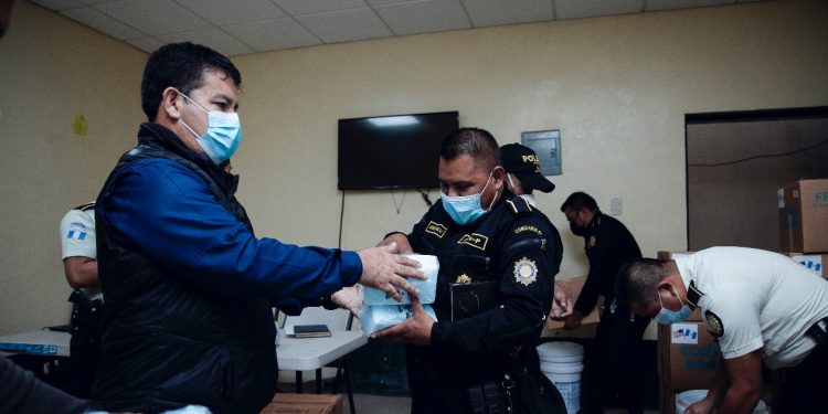 Embajada de Estados Unidos apoya labor de la PNC en Alta Verapaz