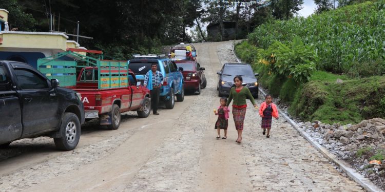 Más de 30 mil vecinos de Sipacapa se benefician con mejoras a camino rural