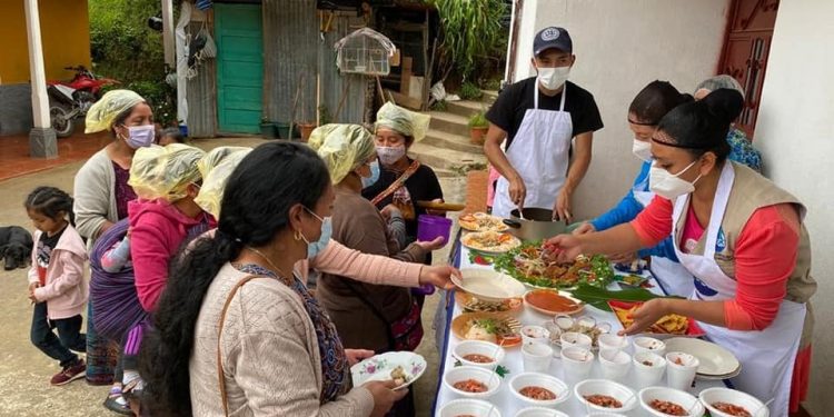 MAGA capacita a vecinas de San Pedro Soloma en producción de hongos ostra