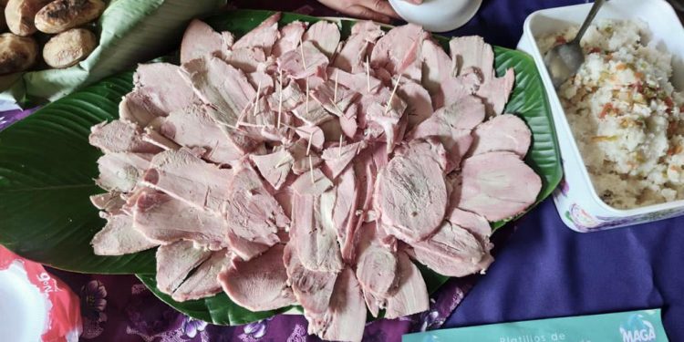 Vecinas de Totonicapán se especializan en el manejo y procesamiento de carne de cerdo