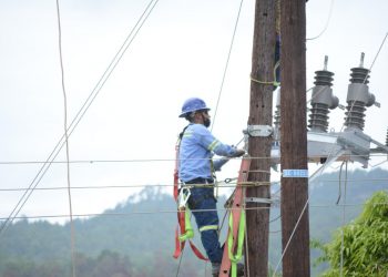 Reinstalan servicio eléctrico en cuatro municipios de Zacapa