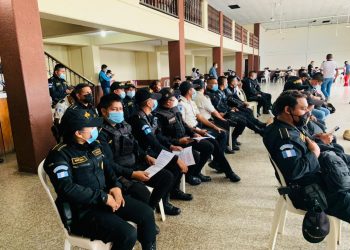 Vacunan contra el coronavirus a agentes de la Policía Nacional Civil en Alta Verapaz