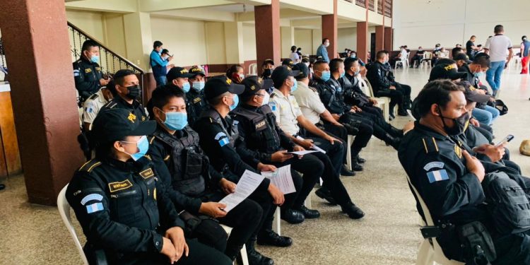 Vacunan contra el coronavirus a agentes de la Policía Nacional Civil en Alta Verapaz