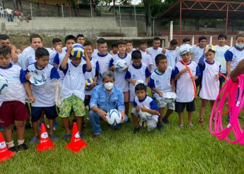 Entregan implementos deportivos a niños de Zacapa