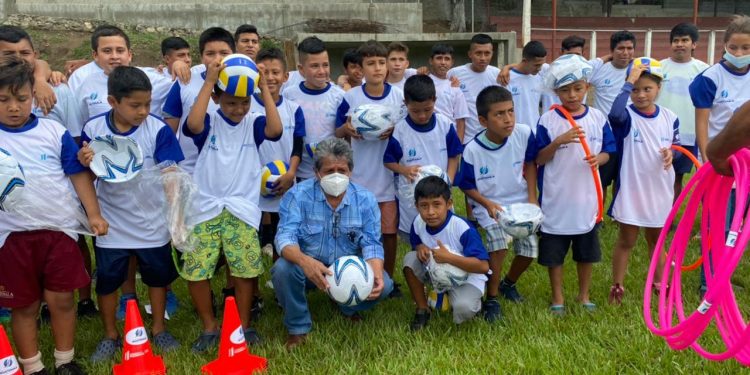 Entregan implementos deportivos a niños de Zacapa