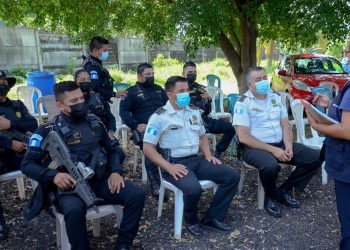 Elementos de PNC y Ejército destacados en Retalhuleu reciben vacuna contra el COVID-19