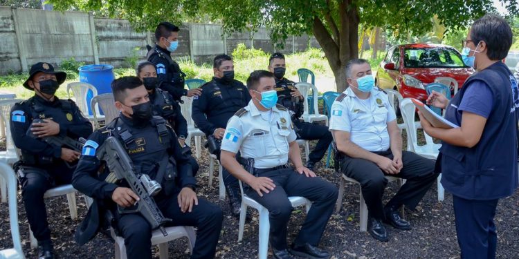 Elementos de PNC y Ejército destacados en Retalhuleu reciben vacuna contra el COVID-19