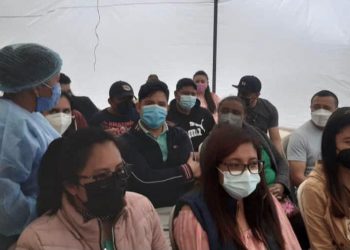 Docentes de San Cristóbal Totonicapán reciben primera dosis contra el coronavirus