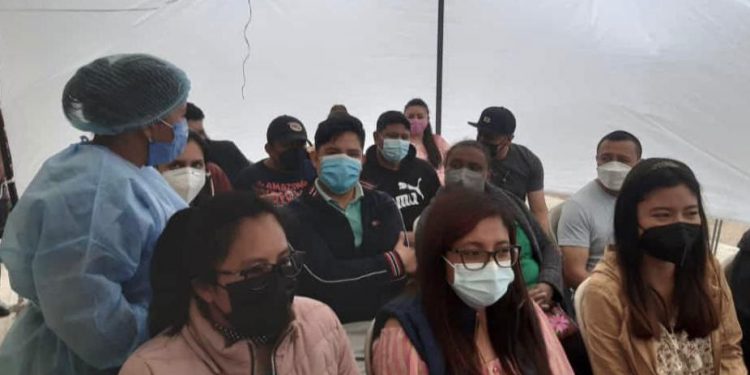Docentes de San Cristóbal Totonicapán reciben primera dosis contra el coronavirus