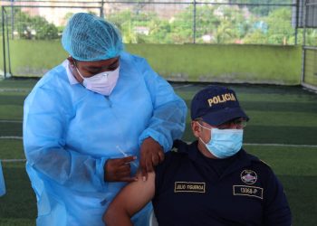 Realizan jornada de vacunación contra el COVID-19 a agentes de la PNC en Petén