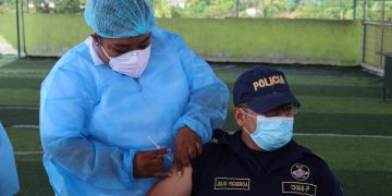 Realizan jornada de vacunación contra el COVID-19 a agentes de la PNC en Petén