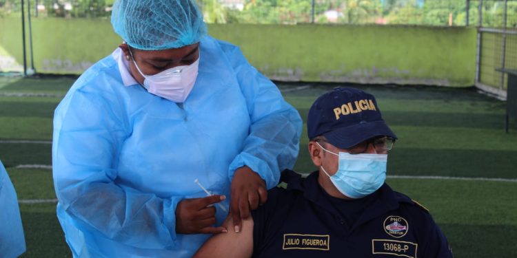 Realizan jornada de vacunación contra el COVID-19 a agentes de la PNC en Petén