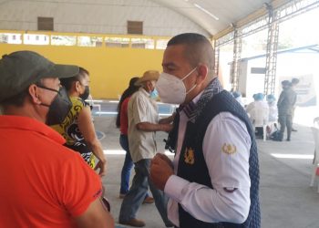 Gobernador de Santa Rosa supervisa centros de vacunación