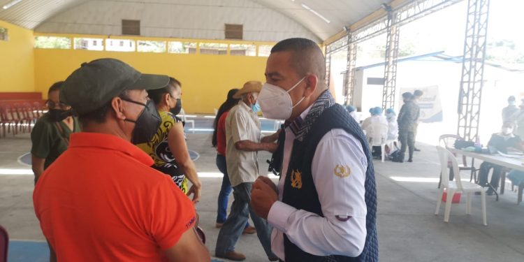 Gobernador de Santa Rosa supervisa centros de vacunación