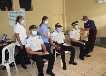 Izabal: Comienza la vacunación contra el coronavirus para soldados y policías