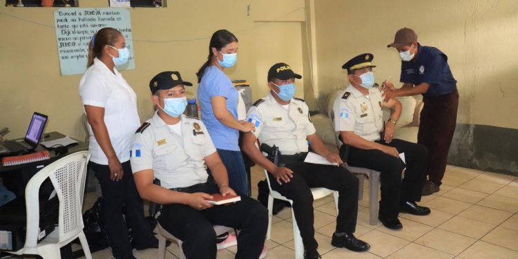 Izabal: Comienza la vacunación contra el coronavirus para soldados y policías