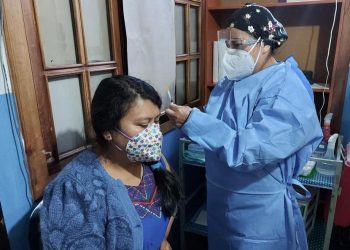 Avanza vacunación de maestros en Totonicapán