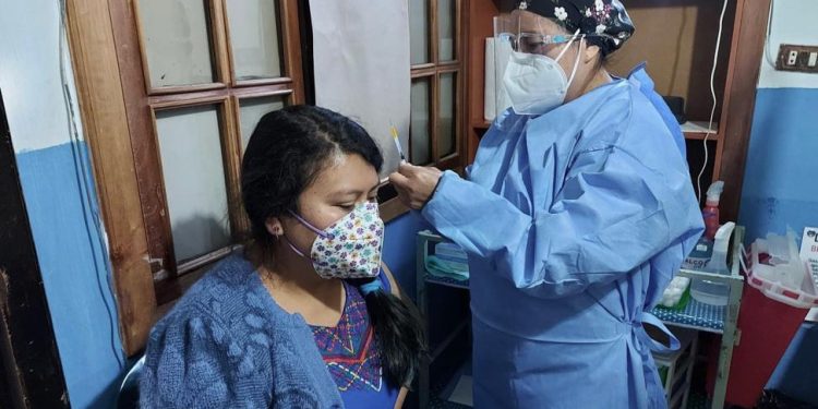 Avanza vacunación de maestros en Totonicapán