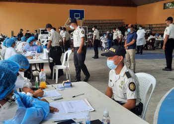 Comienza la vacunación contra el coronavirus a los policías de Santa Rosa
