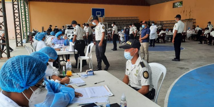 Comienza la vacunación contra el coronavirus a los policías de Santa Rosa