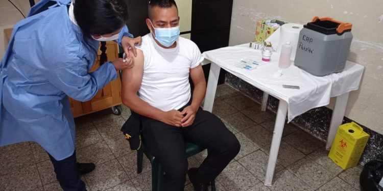 Anuncian el uso de 40 mil vacunas contra el coronavirus para el sector público en Quiché