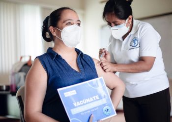 Alta Verapaz empieza a vacunar a personas mayores de 40 años