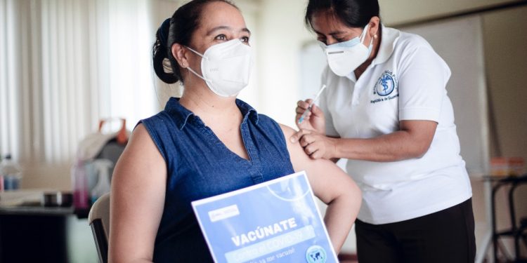 Alta Verapaz empieza a vacunar a personas mayores de 40 años