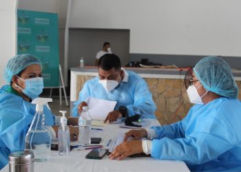 Jornada masiva de vacunación contra el coronavirus beneficia a vecinos de San Benito y Flores, Petén