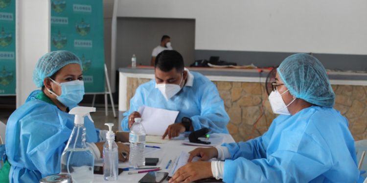 Jornada masiva de vacunación contra el coronavirus beneficia a vecinos de San Benito y Flores, Petén