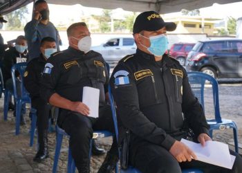 Agentes de la PNC de Totonicapán reciben primera dosis contra el COVID-19