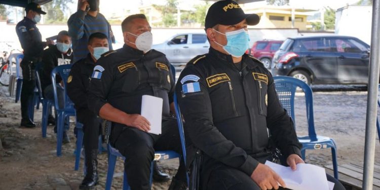 Agentes de la PNC de Totonicapán reciben primera dosis contra el COVID-19