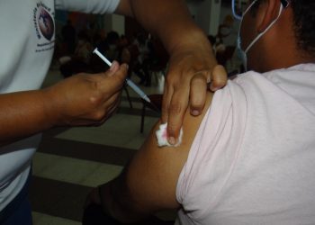 Mayores de 40 años de Sacatepéquez reciben vacuna contra el COVID-19