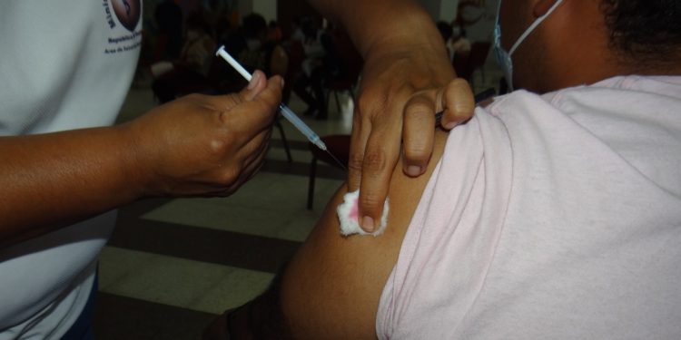 Mayores de 40 años de Sacatepéquez reciben vacuna contra el COVID-19