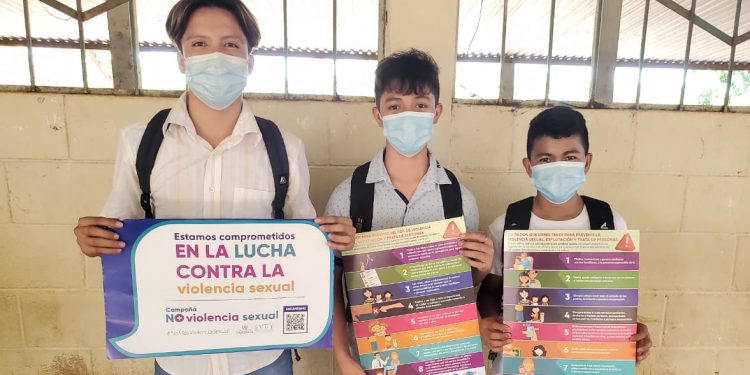 SVET alerta a estudiantes de Champerico sobre el ciberacoso