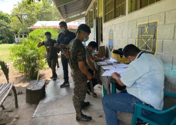 Administran la vacuna contra el coronavirus a soldados en Petén