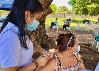 Retalhuleu avanza en la protección de vecinos mediante vacunación contra COVID-19