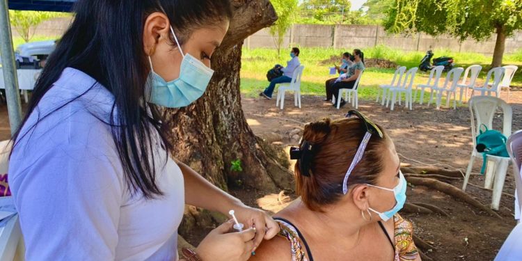 Retalhuleu avanza en la protección de vecinos mediante vacunación contra COVID-19