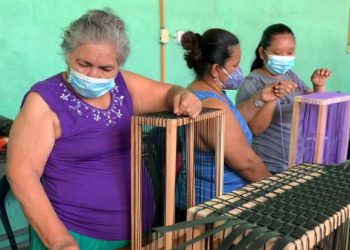 Beneficiarias de Mi Beca Artesano de Retalhuleu fortalecen sus capacidades