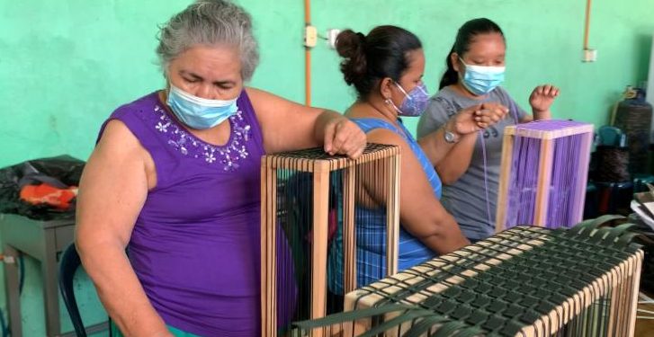 Beneficiarias de Mi Beca Artesano de Retalhuleu fortalecen sus capacidades