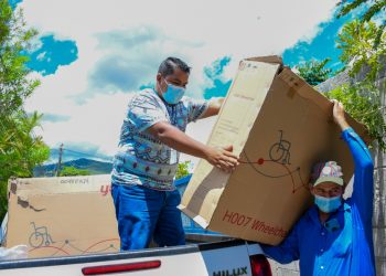 Vecinos de Baja Verapaz reciben sillas de ruedas