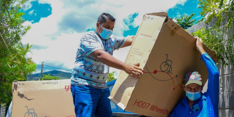 Vecinos de Baja Verapaz reciben sillas de ruedas