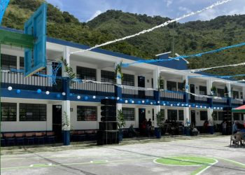 Estudiantes de San Ildefonso Ixtahuacán cuentan con mejores instalaciones