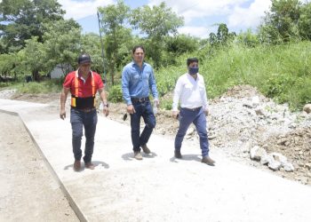 Supervisan avance del camino rural en dos aldeas de Jalapa
