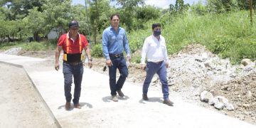 Supervisan avance del camino rural en dos aldeas de Jalapa