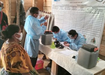 Llevan vacuna contra el COVID-19 al área rural de Tamahú, Alta Verapaz