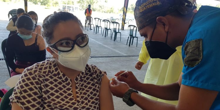 Huehuetenango habilita puesto de vacunación nocturno